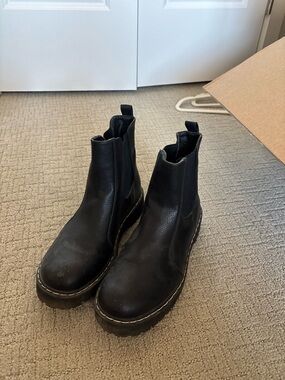 Black Chelsea Lug Boots - Classic Pull-On Style